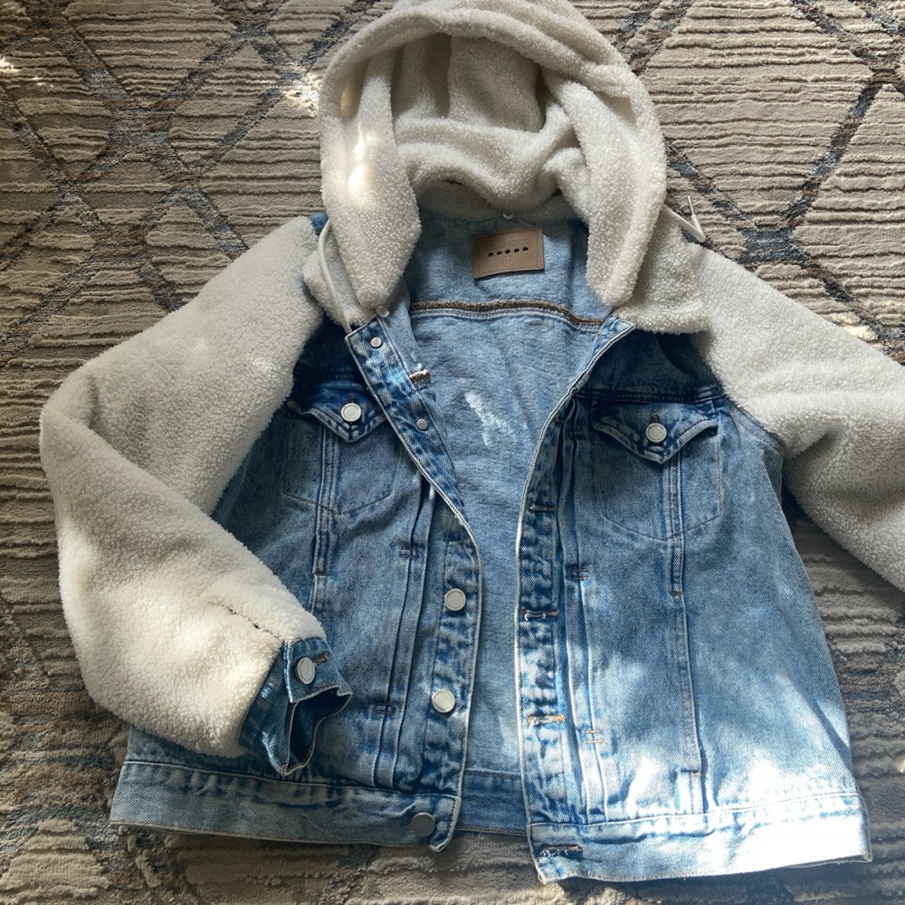 Fleece Contrast Hooded Denim Jacket
BLANKNYC size M